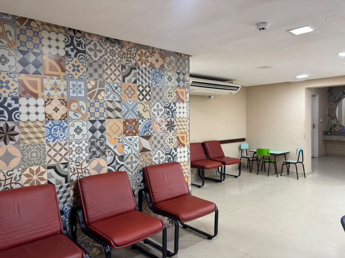 Canto infantil da sala de espera da Clínica Guri, com mesinha e cadeiras de criança
